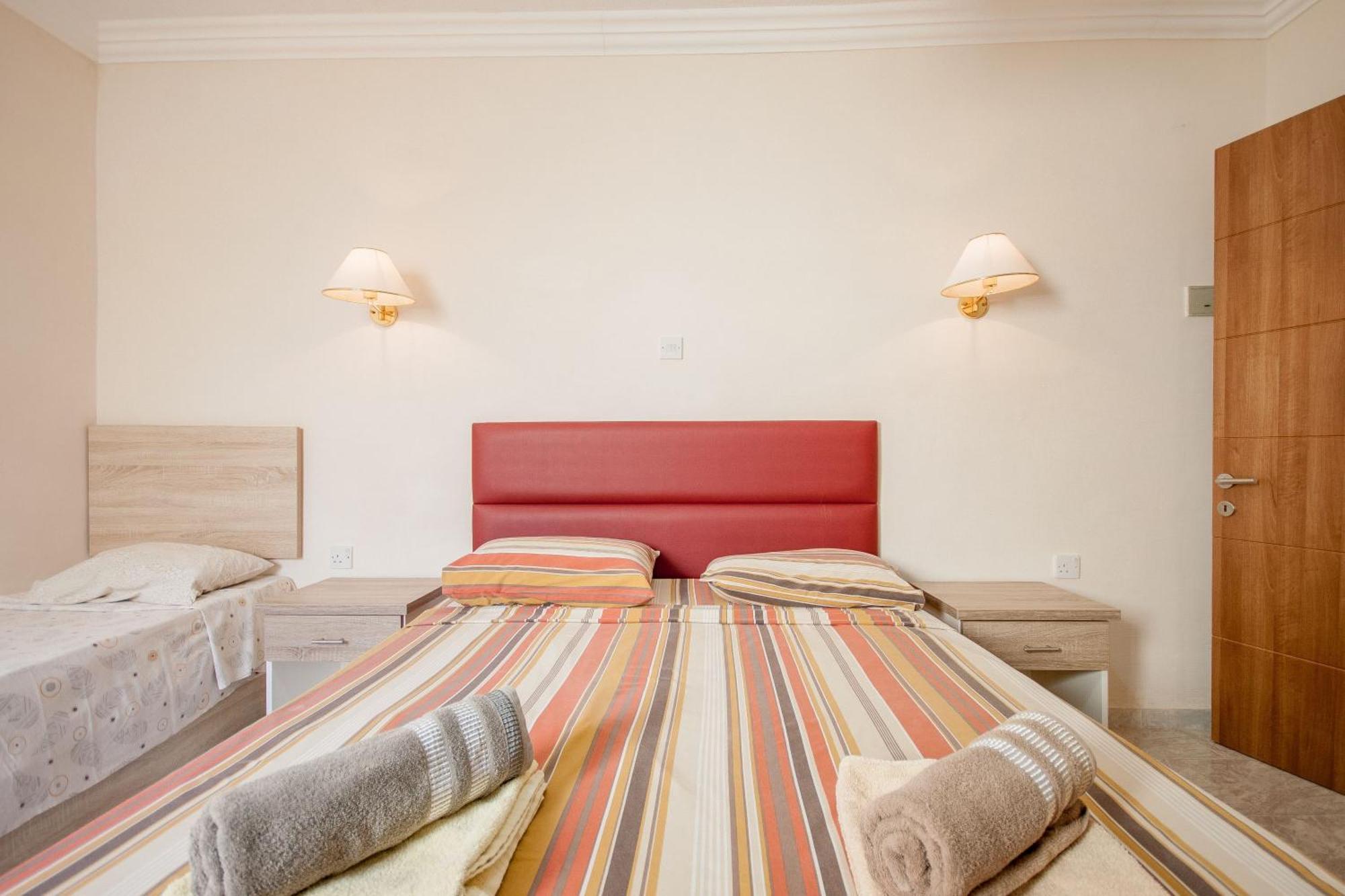 Pool & Sea Merill Apartments Мелліха Номер фото
